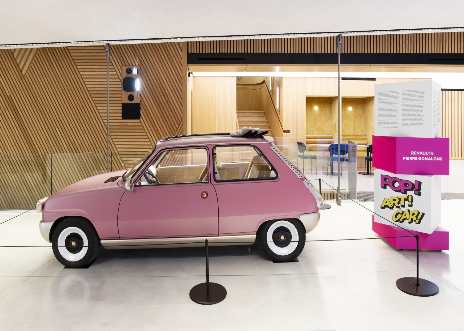 RENAULT ELECTRIFIES THE CARWALK ON THE CHAMPS-ÉLYSÉES WITH THE POP ART CAR EXHIBITION!
