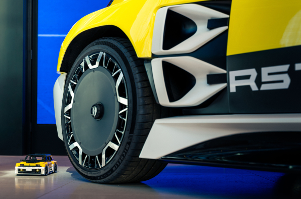 Renault backs fan-built LEGO® R5 Turbo 3E project, calling on public to support creator in his quest for 10,000 signatures so it can be considered for production