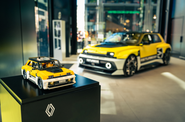 Renault backs fan-built LEGO® R5 Turbo 3E project, calling on public to support creator in his quest for 10,000 signatures so it can be considered for production