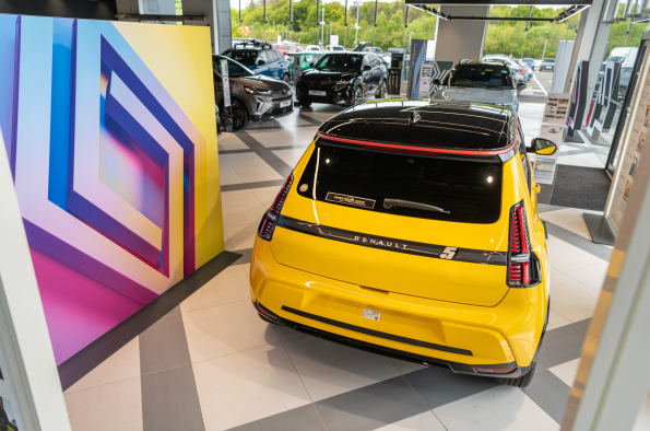 Park’s Renault East Kilbride is the latest UK retailer to feature brand’s new network corporate identity