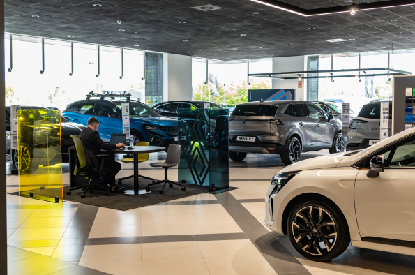 Park’s Renault East Kilbride is the latest UK retailer to feature brand’s new network corporate identity