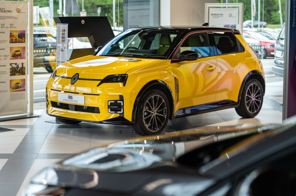 Park’s Renault East Kilbride is the latest UK retailer to feature brand’s new network corporate identity