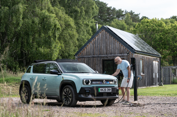 Renault 4 E-Tech electric ‘Plein Sud’ completes solar-powered Land’s End to John O’Groats Drive